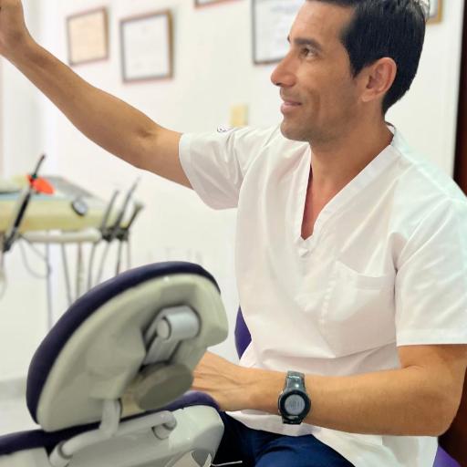 Dr. Javier Andres Techera